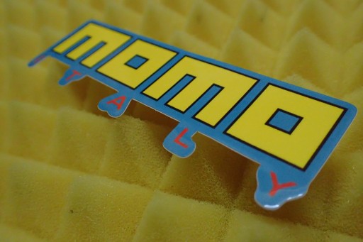 NÁLEPKA MOMO ITALY NÁLEPKA 10 x 3 cm