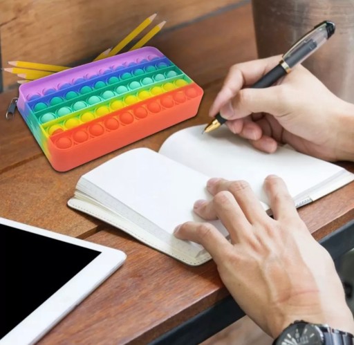 ŠKOLSKÝ Peračník POP IT TAŠKA DÚHOVÁ FAREBNÁ HRAČKA POPIT PERERAČKY