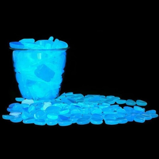 ŽIARENÉ KAMENE Fluorescenčné MODRÉ kamienky ŽIARENIE V TME 50 ks