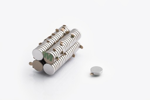 Magnet 10 x 2 mm, s lepiacou páskou 1 ks