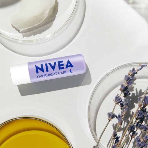 NIVEA Overnight Care ošetrujúci balzam na pery