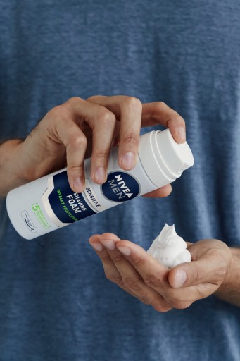 NIVEA MEN SENSITIVE Upokojujúca pena na holenie pre citlivú pokožku 200 ml