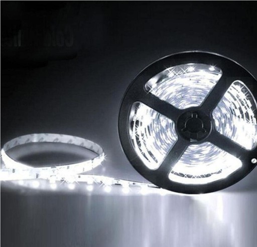 VODEODOLNÝ LED PÁS S NAPÁJOM STUDENÝ BIELY 5 M DEKORATÍVNY LED PÁS