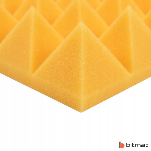 Žltý pyramídový akustický panel, ktorý tlmí ozvenu