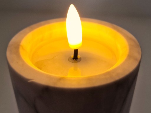 Dekoratívna sviečka na batérie 12,5 cm sivá hrubá mramorová LED vložka až 30 dní