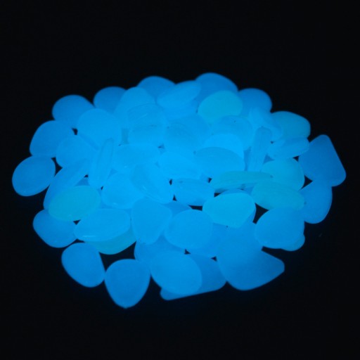 ŽIARENÉ KAMENE Fluorescenčné MODRÉ kamienky ŽIARENIE V TME 50 ks