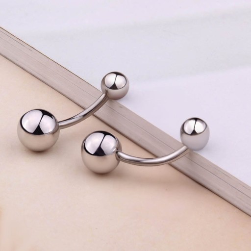 PIERCING Klasický titánový banánový piercing do pupka s dvoma guličkami. 1,6/10