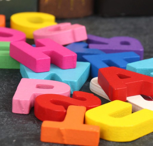 DREVENÉ PÍSMENÁ ABECEDA HÁDANKA VZDELÁVACIE HLADÁČKY TRIEDAČ PUZZEL DARČEK NA UČENIE