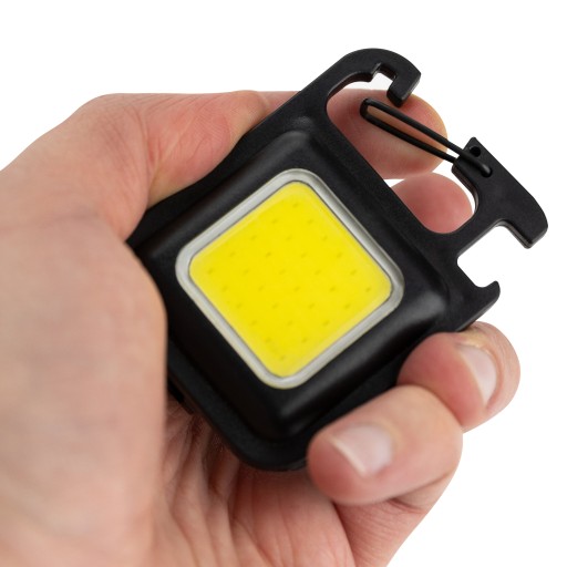 VÝKONNÁ MINI LED VRECKOVÁ LAMPA + DRŽIAK NA NOŽNIČKU S MAGNETOVÝM OTVÁRAČOM KĽÚČOV