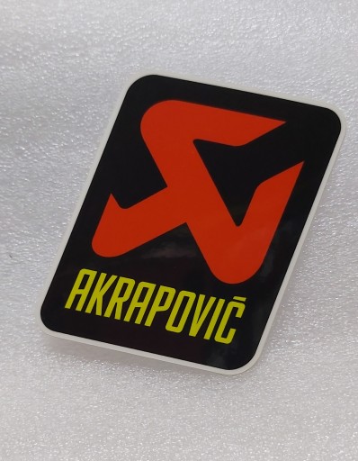 NÁLEPKA S LOGOM AKRAPOVIC 7,5 cm x 8,1 cm