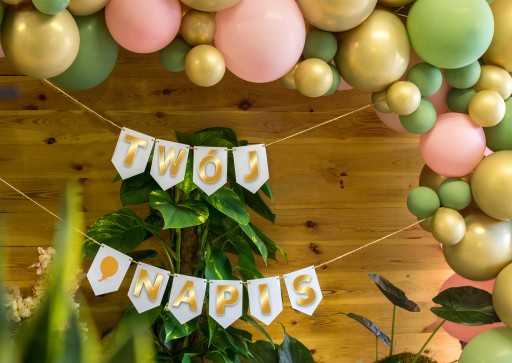PRISPÔSOBený banner S AKÝMKOĽVEK PÍSMENOM Zlaté vlajky 20
