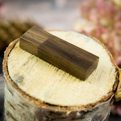 Drevený prívesok Tmavé drevo - Orech 1 GB USB 2.0 + GRAVÍROVANIE LOGA
