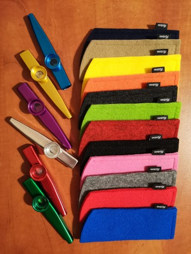 Červené kovové kazoo - píšťalka, flauta, ideálne pre hudobníkov