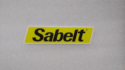 NÁLEPKA S LOGOM SABELT 13,8 x 3,5 cm