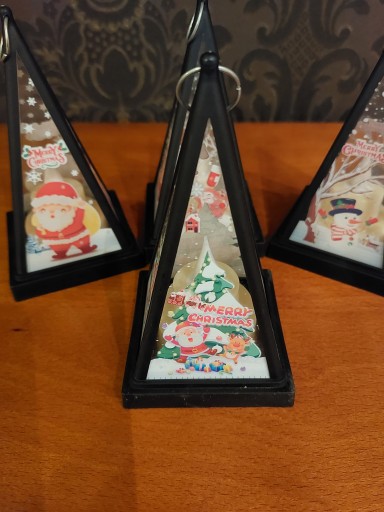 Rorátový adventný lampáš svieti na čierno