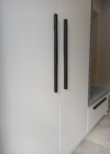 OKENNÁ NÁBYTKOVÁ KĽÚČKA L DUB DUB L-256MM ČIERNA VÝPREDAJ
