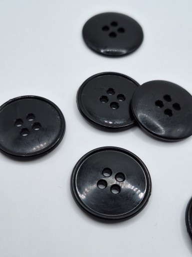 Plastový gombík čierny, 4 otvory, 23 mm, 5 kusov