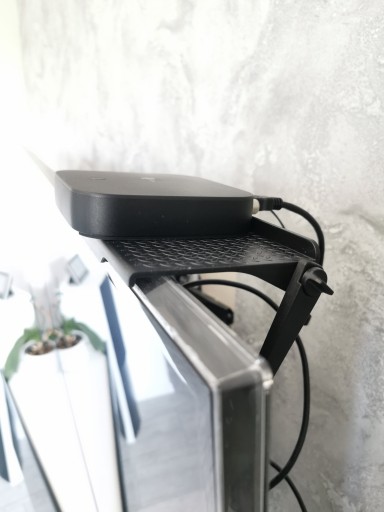 POLICA APLIKOVANÁ NA TV MONITOR, DRŽIAK DEKODÉRA DVB-T