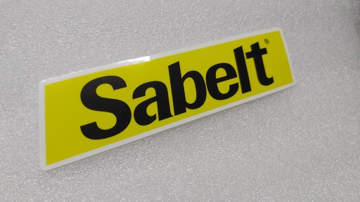 NÁLEPKA S LOGOM SABELT 13,8 x 3,5 cm