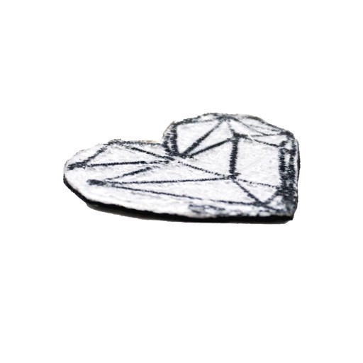 Nažehľovačka s geometrickou výšivkou srdca