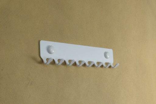 Biely kovový vešiak na kľúče, malý, 20 cm, 8 háčikov