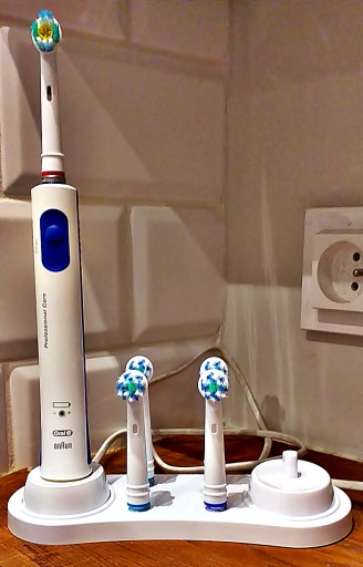 STOJAN NA 4 HLAVY ORAL-B A 2 ZUBNÉ KEFKY