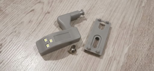 SVETLO DO ŠATNÍKA S VÝKLÁDZAMI DVERE 3 LED BATÉRIE