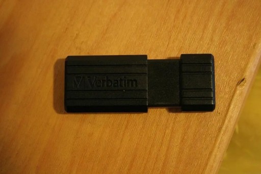 Verbatim 16GB PINSTRIPE USB 2.0 kľúč