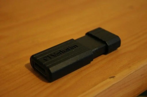 Verbatim 16GB PINSTRIPE USB 2.0 kľúč
