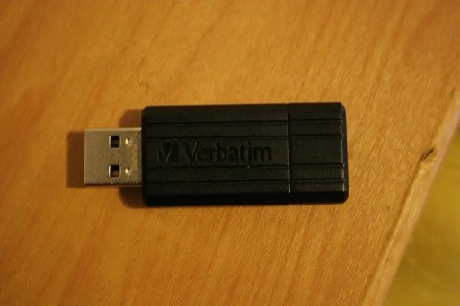 Verbatim 16GB PINSTRIPE USB 2.0 kľúč
