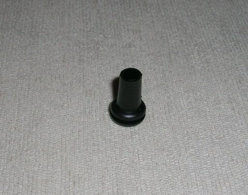 čierne PVC odľahčenie ťahu 9,5/6,4mm L=14,3mm 10 ks