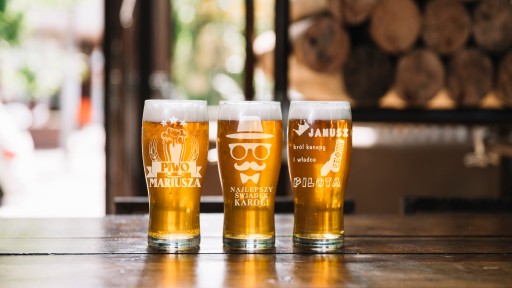 GRAVENÝ hrnček na pivo s názvom DARČEK rôzne