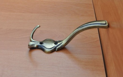 VEŠIAK NA NÁBYTOK NA NÁSTENKU, HÁČIK NA OBLEČENIE, VEĽKÁ PATINA