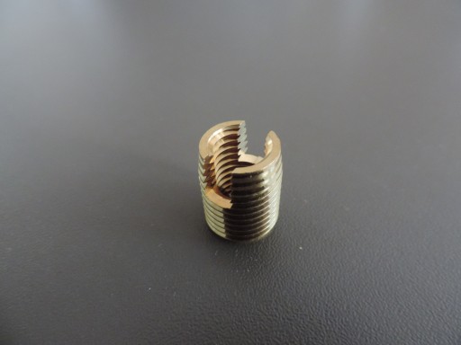 Zlomené objímky, opravný závit M8 x 1,25, MOSADZ