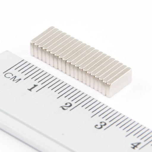 NEODYMOVÝ MAGNET 8x4x1,2 N38 - 50 KS