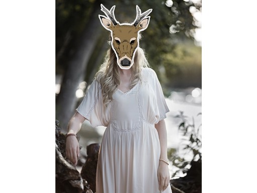 Karnevalový ples s jeleňovou maskou