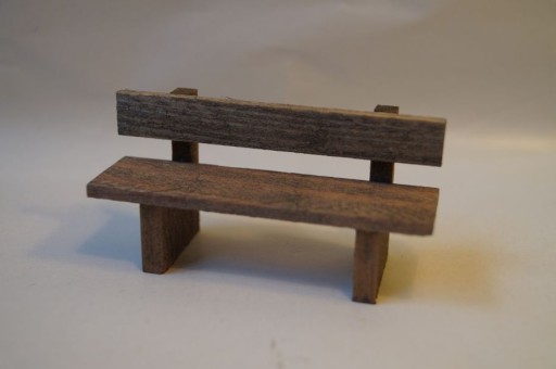 Krásna drevená lavica - výška 4,8 cm, výška 10-11 cm