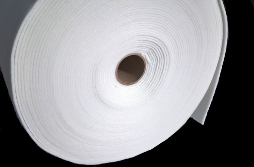 Polyesterová plsť, spomaľujúca horenie, biely podklad, 400 g