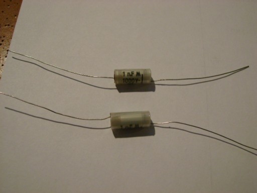 KONDENZÁTOR 1nF 1000V KSE-011 POLYESTER 4 KS.