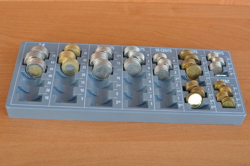 VLOŽTE ZÁSOBNÍK NA PENIAZE EUROMINCE DO POKLADNE