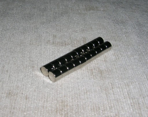 neodymový magnet 5 x 5 mm