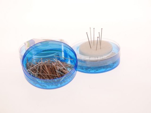 ŠPIČKY KRAJČÍRSKE 25 g KRABIČKA S piškótou 25 mm