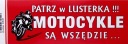 NÁLEPKY MOTOCYKLE VYZERAJÚ V ZRKADLÁCH ČERVENÉ POZADIE