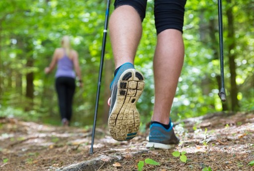 2 tipy na palice, topánky a chodidlá na nordic walking