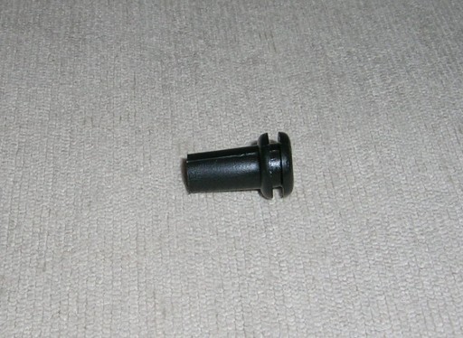 čierne PVC odľahčenie ťahu 9,5/6,4mm L=14,3mm 10 ks